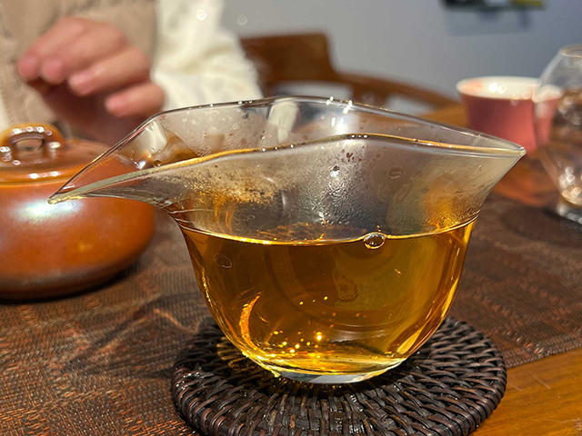 图为茗普号2002年易武古树青饼125克饼