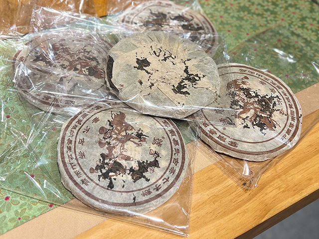 图为茗普号2002年易武古树青饼125克饼