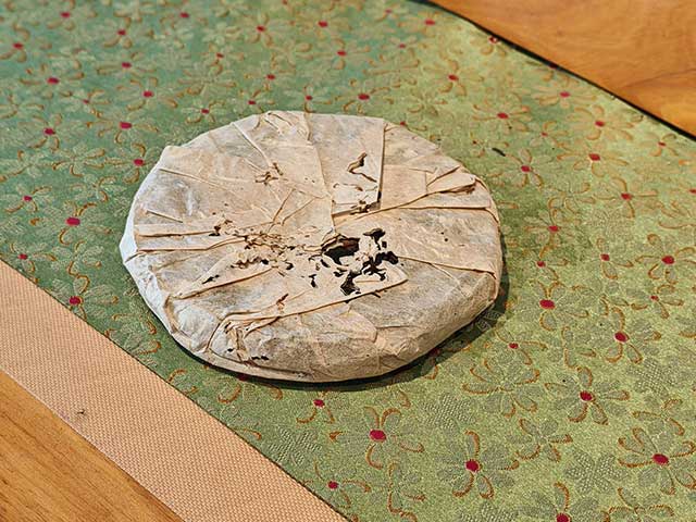 图为茗普号2002年易武古树青饼125克饼