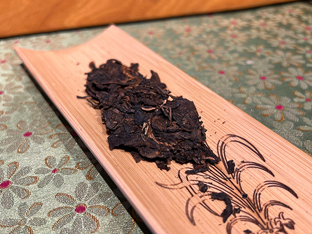 图为茗普号2002年易武古树青饼125克饼