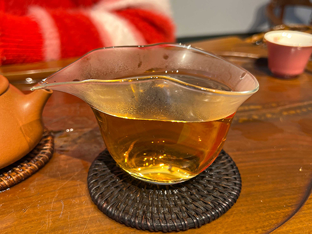 图为茗普号2002年易武古树青饼125克饼