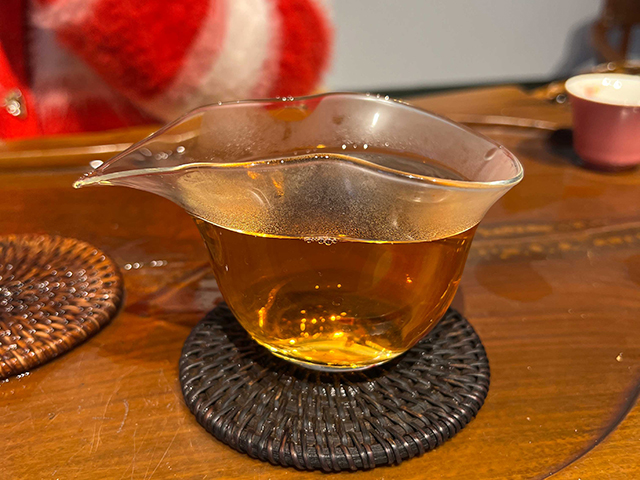 图为茗普号2002年易武古树青饼125克饼