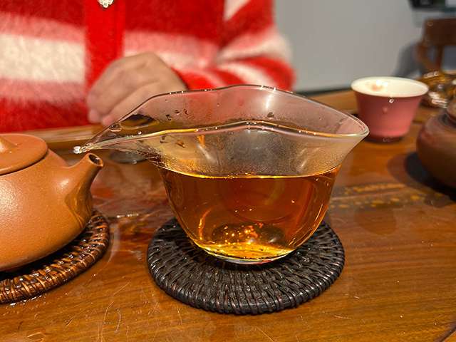 图为茗普号2002年易武古树青饼125克饼