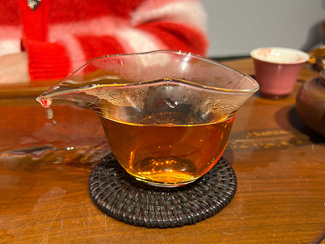 图为茗普号2002年易武古树青饼125克饼