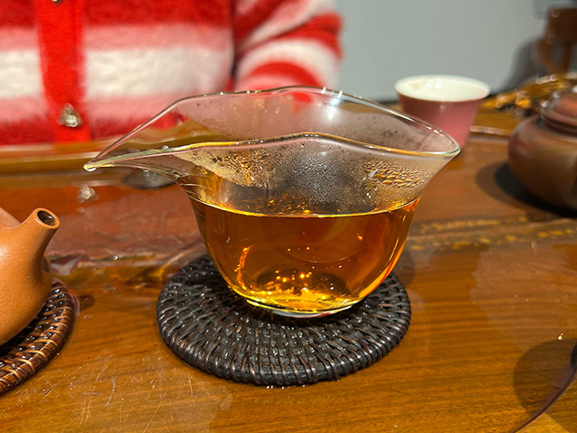 图为茗普号2002年易武古树青饼125克饼