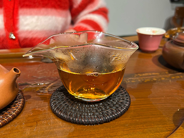 图为茗普号2002年易武古树青饼125克饼