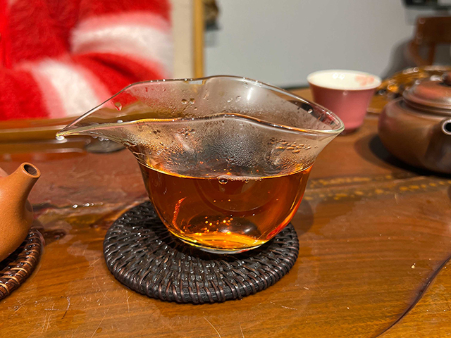 图为茗普号2002年易武古树青饼125克饼