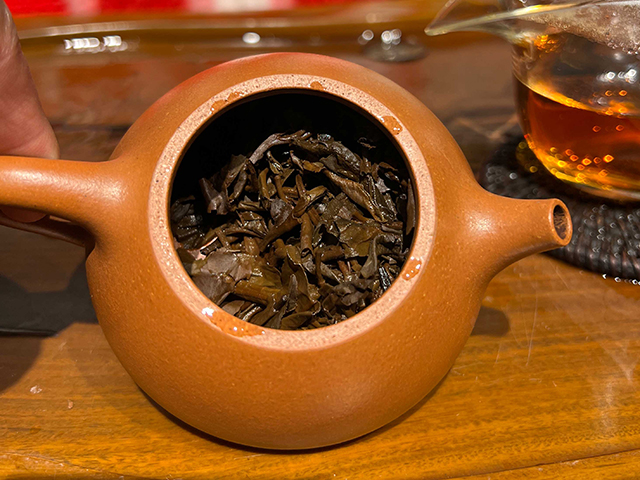 图为茗普号2002年易武古树青饼125克饼