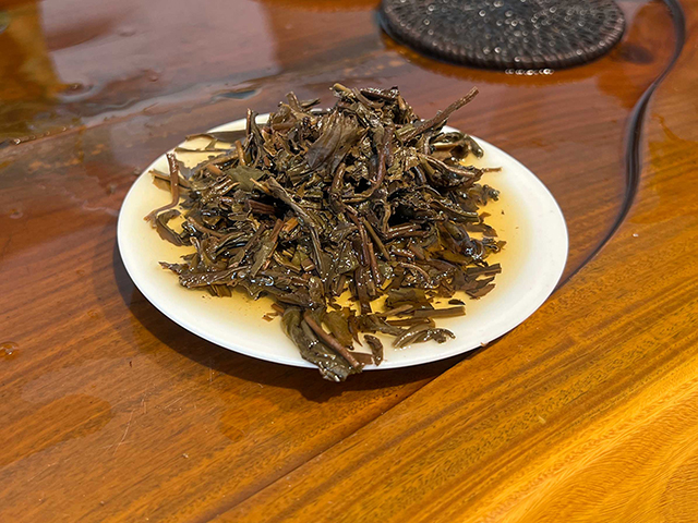 图为2006年易武同兴号高级品青饼