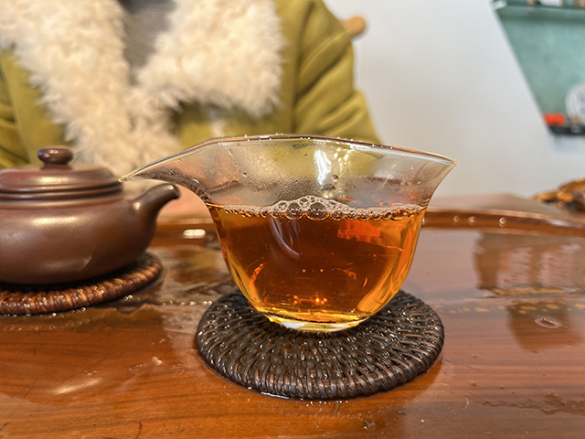 图为2006年易武同兴号高级品青饼