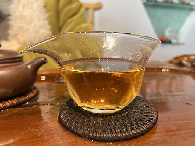 图为2006年易武同兴号高级品青饼