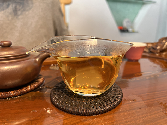 图为2006年易武同兴号高级品青饼