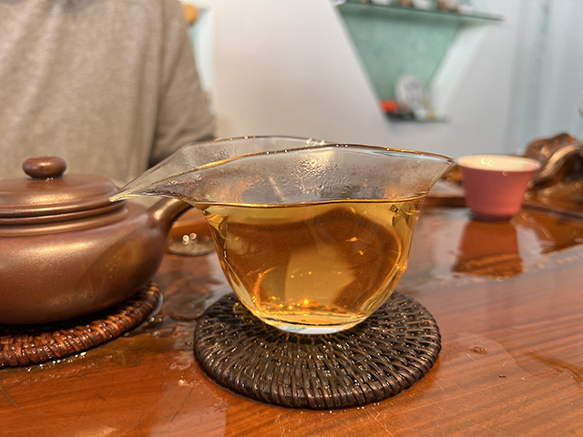 图为2006年易武同兴号高级品青饼