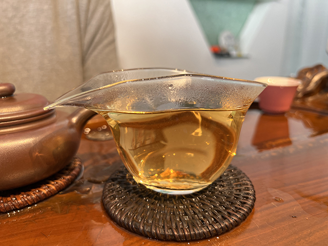 图为2006年易武同兴号高级品青饼