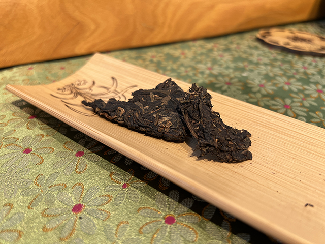 图为2006年易武同兴号高级品青饼