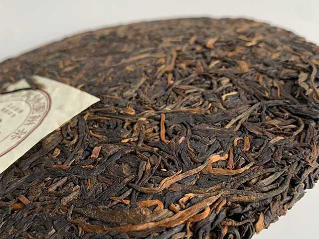 图为2006年易武同兴号高级品青饼