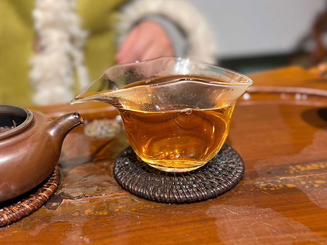 图为茗普号2002年易武古树青饼125克饼