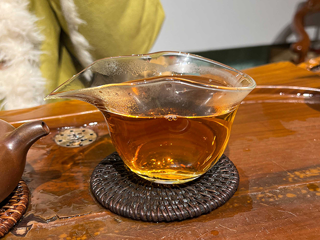 图为茗普号2002年易武古树青饼125克饼