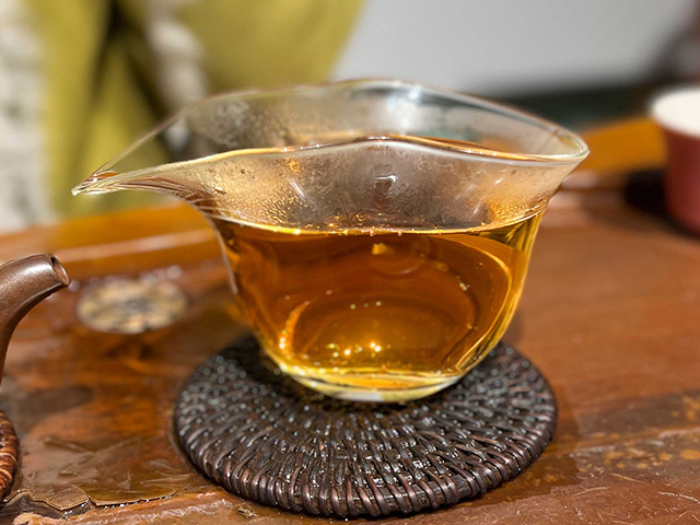 图为茗普号2002年易武古树青饼125克饼