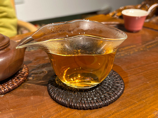 图为茗普号2002年易武古树青饼125克饼