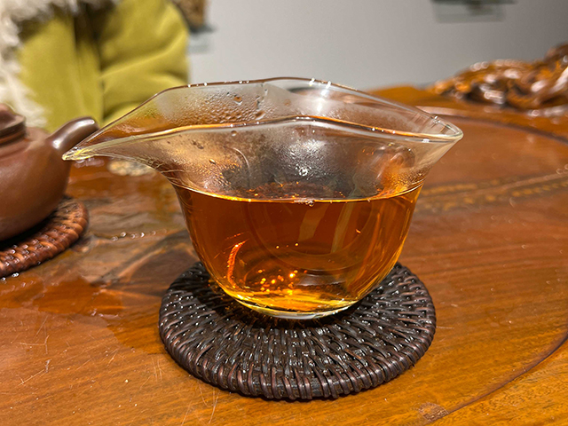 图为茗普号2002年易武古树青饼125克饼