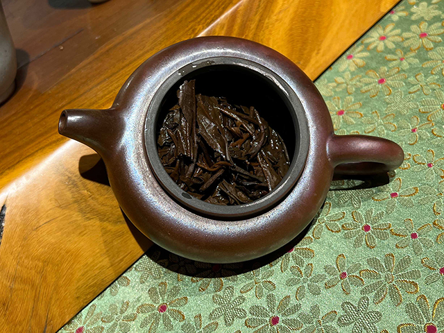 图为茗普号2002年易武古树青饼125克饼