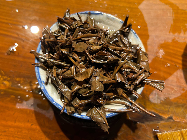 图为茗普号2002年易武古树青饼125克饼