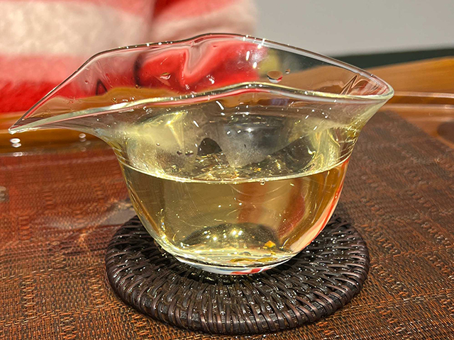 图为蓝版2025摆尾箐普洱茶小饼