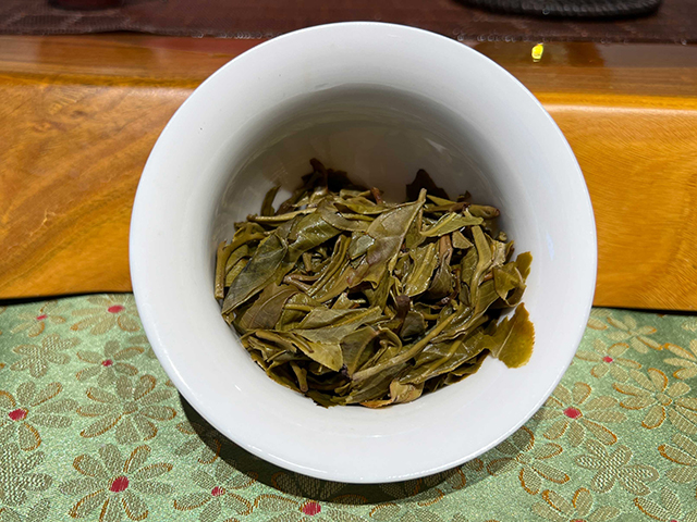 图为蓝版2025摆尾箐普洱茶小饼