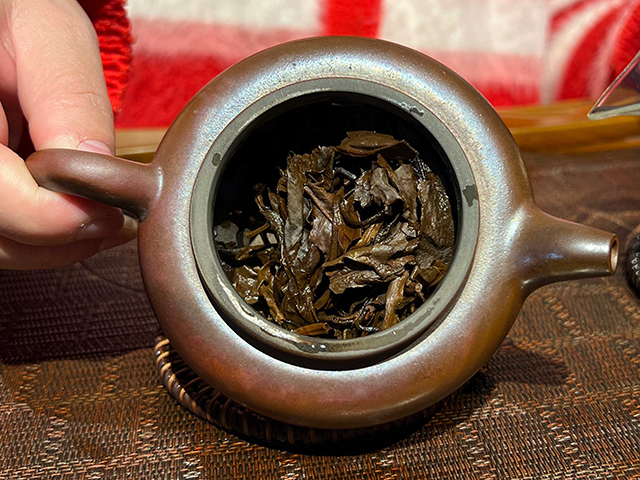 图为蓝版2025摆尾箐普洱茶小饼