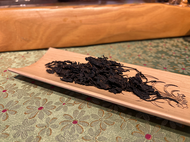 图为春城茶厂2003年千年野生古树茶饼