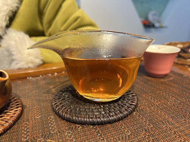 图为春城茶厂2003年千年野生古树茶饼