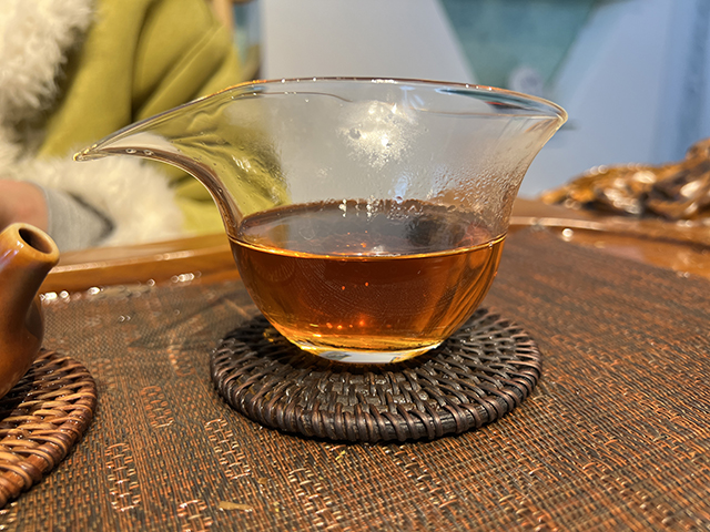图为春城茶厂2003年千年野生古树茶饼