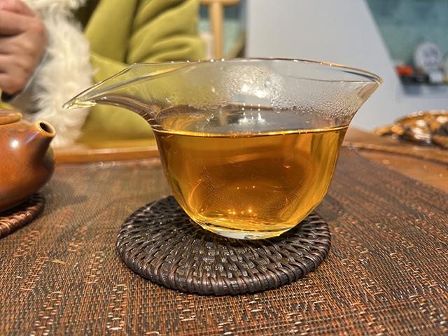 图为春城茶厂2003年千年野生古树茶饼