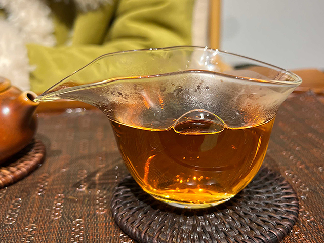 图为春城茶厂2003年千年野生古树茶饼