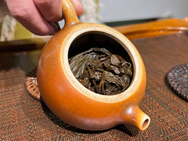 图为春城茶厂2003年千年野生古树茶饼