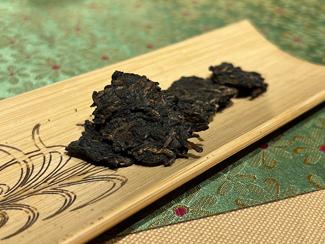 图为2002年班章青饼散块