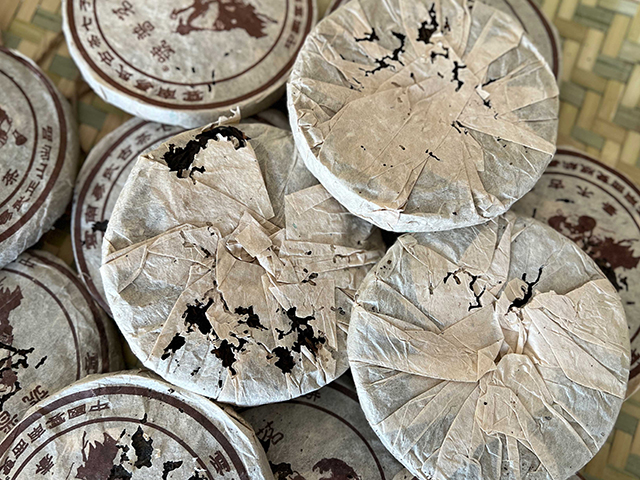 图为茗普号2002年易武古树青饼125克饼