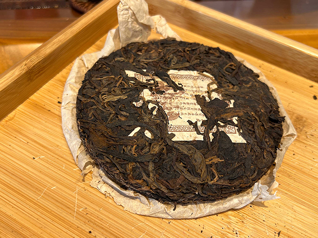 图为茗普号2002年易武古树青饼125克饼