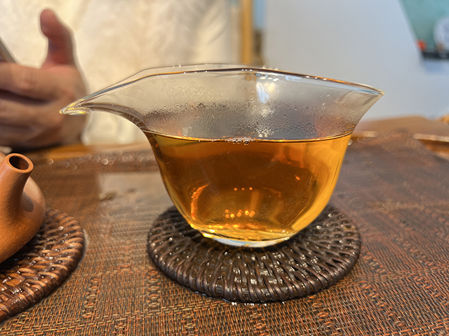 图为茗普号2002年易武古树青饼125克饼