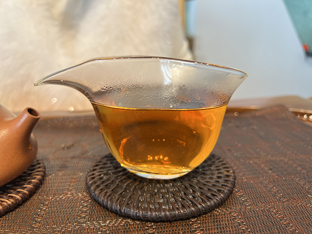 图为茗普号2002年易武古树青饼125克饼