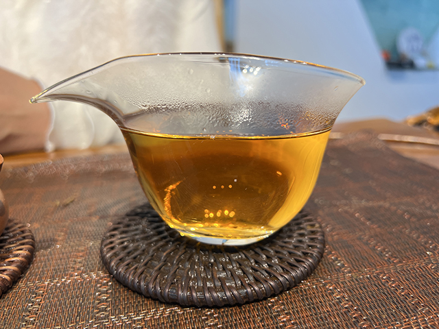 图为茗普号2002年易武古树青饼125克饼