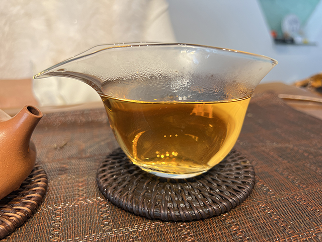 图为茗普号2002年易武古树青饼125克饼