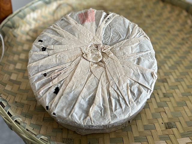 图为春城茶厂2003年攸乐七子饼茶易武款