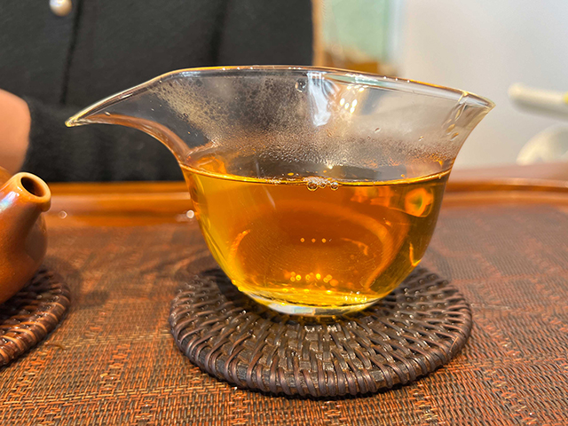 图为春城茶厂2006年易武春尖青饼