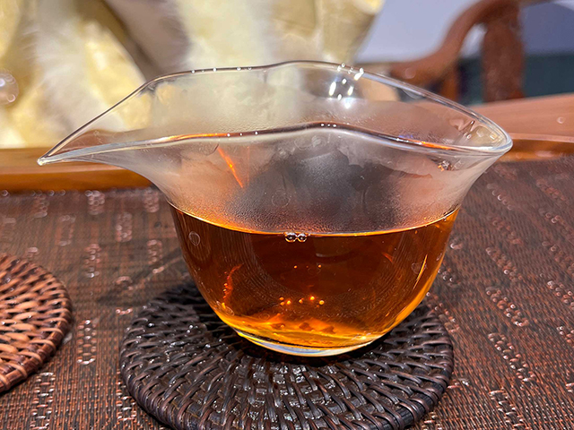 图为昆明茶厂90年代9016熟沱大写版