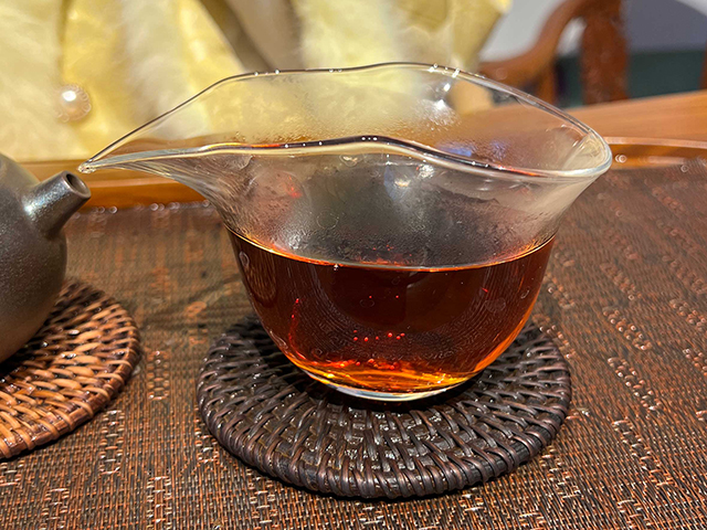 图为昆明茶厂90年代9016熟沱大写版