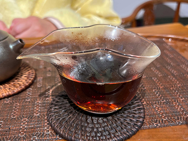 图为昆明茶厂90年代9016熟沱大写版