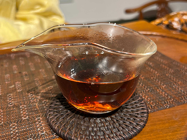 图为昆明茶厂90年代9016熟沱大写版