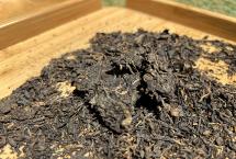 时隔两年再品70年代那卡竹筒茶：这种“熟化生香”的老茶，喝一泡少一泡